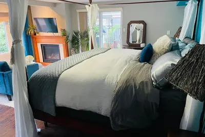 Image de King Comfort Meets Style • Lia’s Designer Retreat by the Lake • Oakville Stay