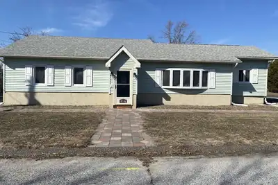 Image de Charming Ranch house new Kitchen, Bath, furniture in enchanting Fortescue Park
