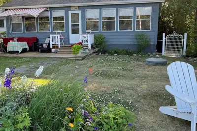 Image de New to Vrbo! Classic cottage w/ lovely view of Lake Wpg. Steps from the water!