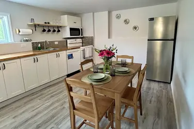 Image de Newly built apartment with private entrance has 2 bedrooms, 1 bathroom.