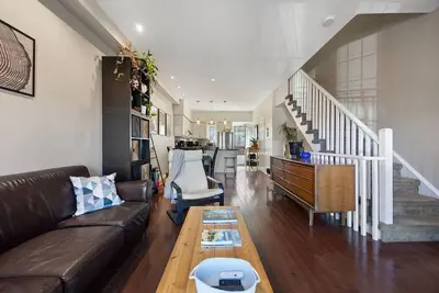 Image de Stylish Executive Townhome, Unbeatable Location!