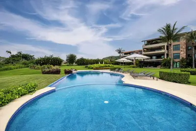 Image de Luxury Ground-Floor Condo 3 bed + 4. 5 bath