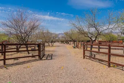 Image de The Ranch! A+ views, serene nature & pool on one of the best roads in Tucson!