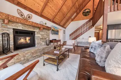 Image de Monthly Lease - Hillcrest at Tahoe Donner by Tahoe Getaways - 3br Pet-Friendly w/ Pool Table