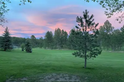 Image de Relax at Ridgeview- Basement 1 bed apt, King bed, Private patio, Free Csp pass