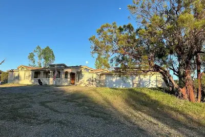 Image de 3br Farmhouse Getaway, Group-Friendly, WiFi, Ac, Trails & Petting Zoo Nearby