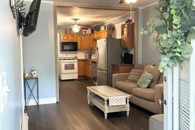 Image de Family & Pet-friendly. Rustic yet modern-ish. 3bd, 1ba. Lake! Amenities!