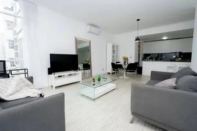 Apt 2 bedroom free parking  and pool