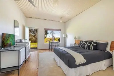 Image de Tranquil motel style large room.