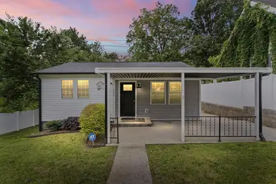 Image de Stylish Downtown Gastonia Stay – 2br/2ba w/ King + Queen