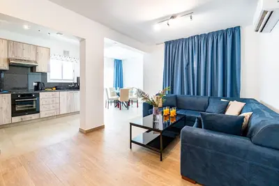 Image de Aeolis Court Apartment by Ezoria Villas