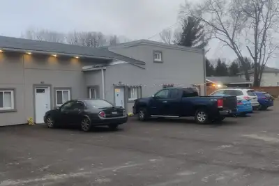 Image de Cozy, Private, Walk-out Rental Unit by the Bay