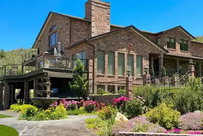 Image de Spacious mountain retreat w/ incredible views, hot tub, gym & great location