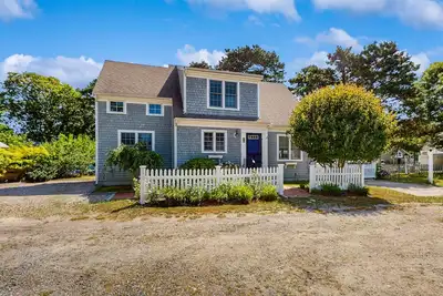 Image de Spacious house within walking distance to Sea Street Beach + Pelham House