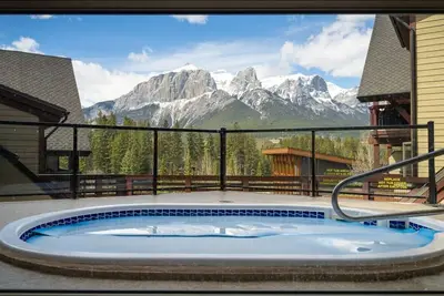 Image de Serene 3br Rockies Stay w/ Hot Tub & Near Dt