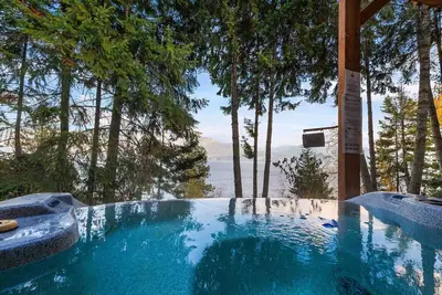 Image de Serene Lake House | Hot Tub + Breathtaking Views!