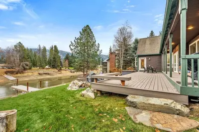 Image de Lakeside Escape Waterfront w/ Hot Tub + Mtn Views!