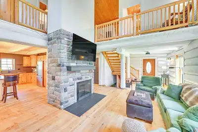 Image de 4 Mi to Dtwn: Spacious Family Cabin in Jonesville!