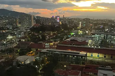 Image de Cozy, clean comfy loft with fitness room, Jacuzzi and WiFi in San José