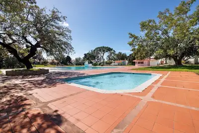 Image de Appartement \"Amazing Oura Beach\" avec piscine partagée, Wi-Fi et climatisation