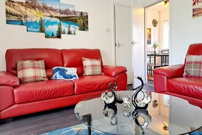 Image de Maison confortable de 2 chambres, animaux acceptés, parking et Wi-Fi gratuits