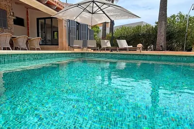 New: Modern house, large pool, quiet location, close to the beach, with A/C.