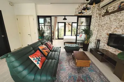 Image de Sunny Greenery oasis in downtown