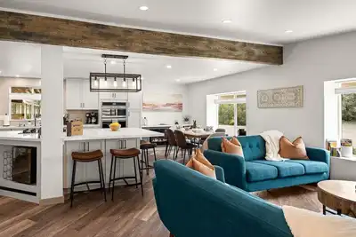 Image de Adorable modern home with private fenced backyard, sunroom and Hot Tub | Bird -