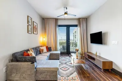 Image de -12 Min to Downtown- Balcony Apt w/ Free Parking!