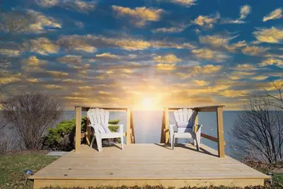 Image de Blue Haven-Lakefront, Sunset Deck, private stairs