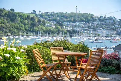 Image de Coastal Escape: River Views, Terrace & Parking