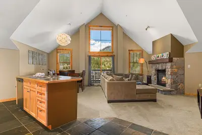 Image de Buffalo Lodge Mountain Escape — Steps from the Gondola!