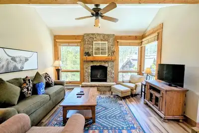 Image de Updated Spacious townhome near trails, Pool & Hot tub