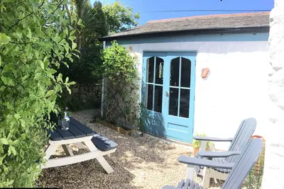 Image de 400 year old listed Cornish cottage, tastefully modernised with secluded garden.