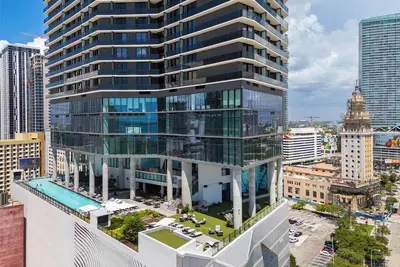 Image de The Coastal Luxe · Sky-High Views Beach Club #3511