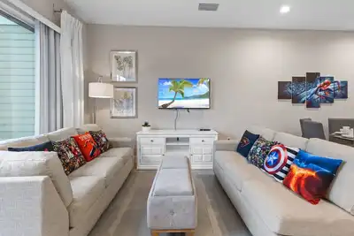 Image de 6br Villa w/ Themed Rooms - Sleeps 14 -  10min to Disney - WiFi + Gym