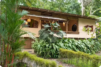 Image de 4 bedroom Bohemian home. Five minute walk to the beach.