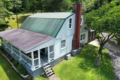 Image de Charming 3-bedroom farmhouse with Hot Tub, WiFi and Fire Pit. Close to Rrg