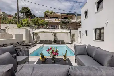 Image de Lavea Bloom | Superb Beachfront Apartment in Trogir | 3 Bedrooms | Shared Pool