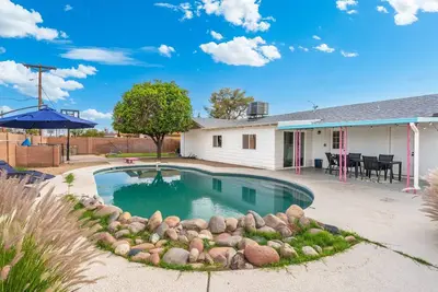 Image de Relaxing 4-bedroom house w/ heated pool, hot tub, basketball goal, and game room