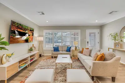 Image de Elegant and Stylishly Crafted Modern Home