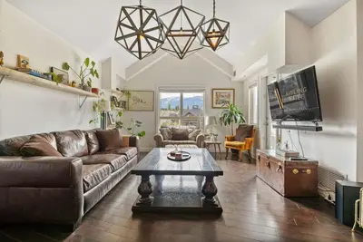 Image de Vintage Retreat | Outdoor Pool & Hot Tub | Central