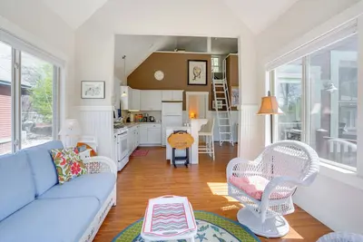 Image de Lake Access & Pools: Sun-Soaked Westford Cottage!