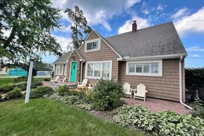 Image de Newly Remodeled 5 Bedroom Home - 1 Minute Walk to Lake Huron Beach!