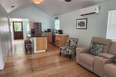 Image de Charming 2-bed 2-bath cottage in Cedar Key. Golf cart included. \n