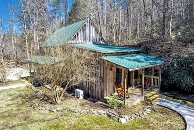 Image de Renovated Barn with Creek and Waterfall
