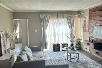 Image de Secure & Stylish 3-Bed house with WiFi 7 min from Or Tambo Int. Airport