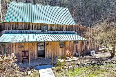 Image de Renovated Barn with Creek and Waterfall