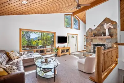 Image de Nestled Inn - Trails, Views, Hot Tub, Skiing!