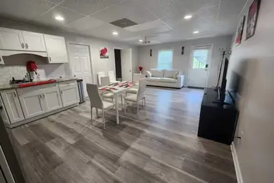 Image de Comfortable 2-Bedroom Stay with Private Entrance & a massage chair for you!